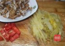 酸菜炒肥肠的做法图解2