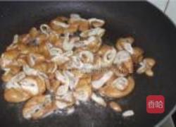 酸菜炒肥肠的做法图解3