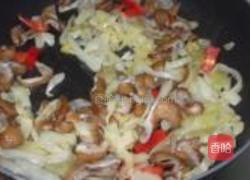 酸菜炒肥肠的做法图解5