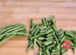 酸豆角炒排骨的做法图解1