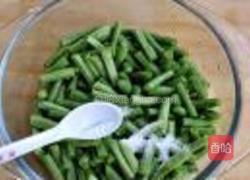 酸豆角炒排骨的做法图解2
