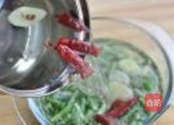 酸豆角炒排骨的做法图解5