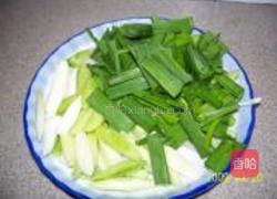 蒜苗炒腊肠的做法图解1