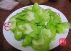 腊肉炒苦瓜的做法图解2