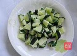 面筋呛黄瓜的做法图解2