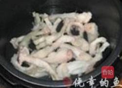 沙参排骨炖蹄筋的做法图解2