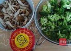西兰花炒蟹味菇的做法图解1