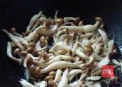 西兰花炒蟹味菇的做法图解2