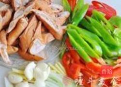 辣椒溜肥肠的做法图解1