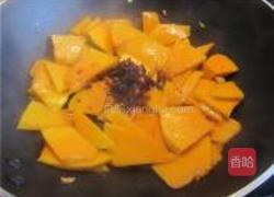 老干妈焖南瓜的做法图解3