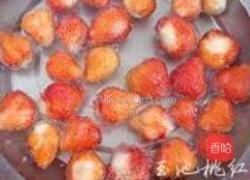 炒草莓的做法图解1
