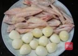鹌鹑蛋焖鸡翅尖的做法图解1