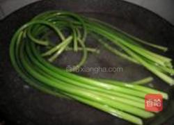 手撕蒜苗拌虾米的做法图解2