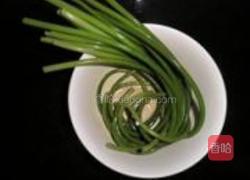手撕蒜苗拌虾米的做法图解3