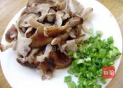 香菇西红柿炒鸡蛋的做法图解2