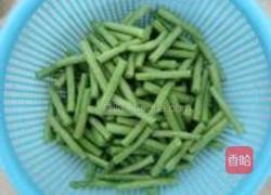 虾米炒豆角的做法图解1