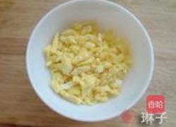 芹菜叶炒三鲜的做法图解5