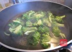 杂锦海鲜西兰花的做法图解1