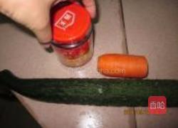 红萝卜拍黄瓜的做法图解1