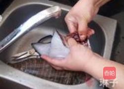 红烧鳎目鱼的做法图解1