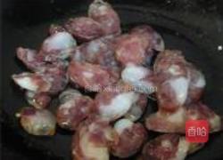 蒜苗炒香肠的做法图解2