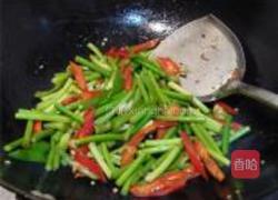 蒜苗炒香肠的做法图解3