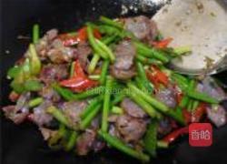 蒜苗炒香肠的做法图解4