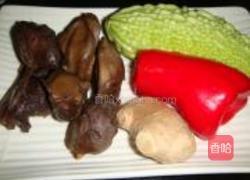 苦瓜炒鸭肫的做法图解1