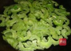 苦瓜炒鸭肫的做法图解3