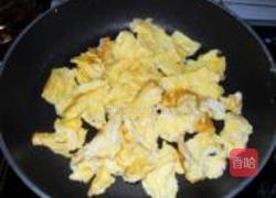 西瓜皮炒蛋的做法图解2