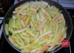 西瓜皮炒蛋的做法图解3