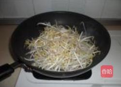 榨菜炒银芽的做法图解3