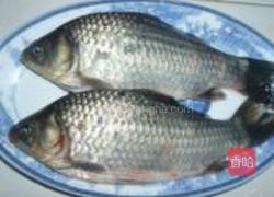 白萝卜丝烧鲫鱼的做法图解1