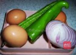 苦瓜尖椒炒鸡蛋的做法图解1