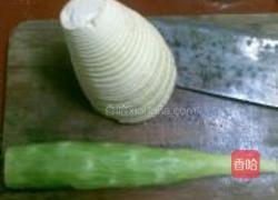 莴笋咸肉煮笋片的做法图解1