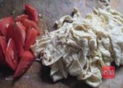 番茄豆皮汤的做法图解2