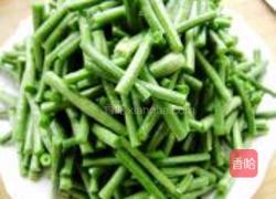 豇豆炒饼的做法图解1