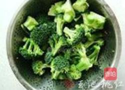 西兰花炒桃仁的做法图解2