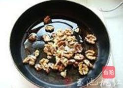 西兰花炒桃仁的做法图解3