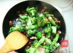 西兰花炒桃仁的做法图解4