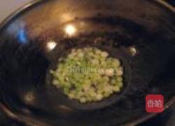 蒜香嫩蚕豆的做法图解3
