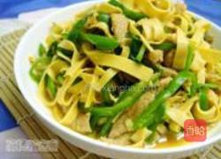 青椒豆皮炒肉的做法图解10