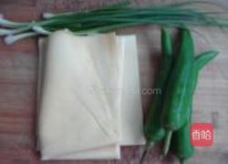 青椒豆皮炒肉的做法图解2