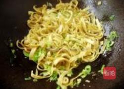 绿豆芽炒干豆腐丝的做法图解4