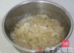凉拌黑白木耳的做法图解1
