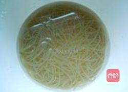 紫甘蓝拌粉条的做法图解2