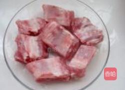 酸梅蒸排骨的做法图解1