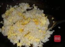 酱油鸡蛋炒饭的做法图解4