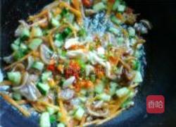 萝卜黄瓜烧猪耳的做法图解4