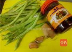 虾酱爆炒乌龟豆的做法图解1